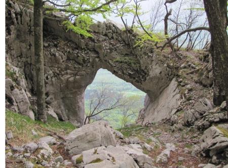KUŽELJSKA STENA IN OKNO